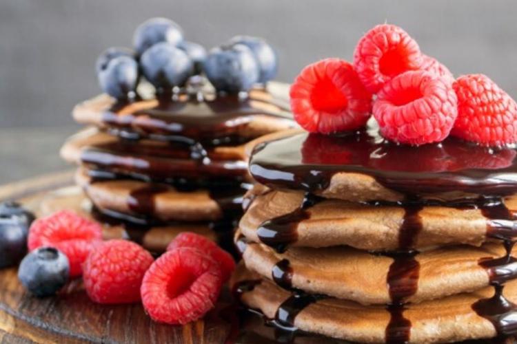 Pancakes with raspberrries and blueberries